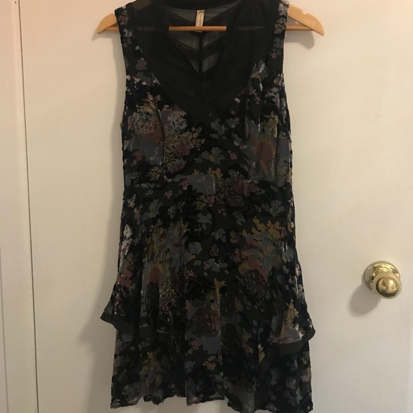 Free People Dresses & Skirts - Floral, velvety dress